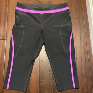 NWOT - Xersion Women’s Fitted Workout Capris